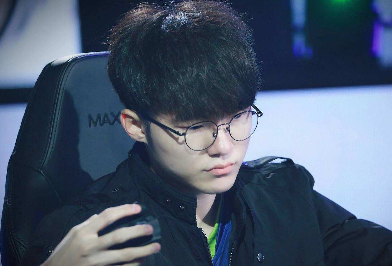 氧望体育官宣：欢迎LPL前职业选手Smlz加入